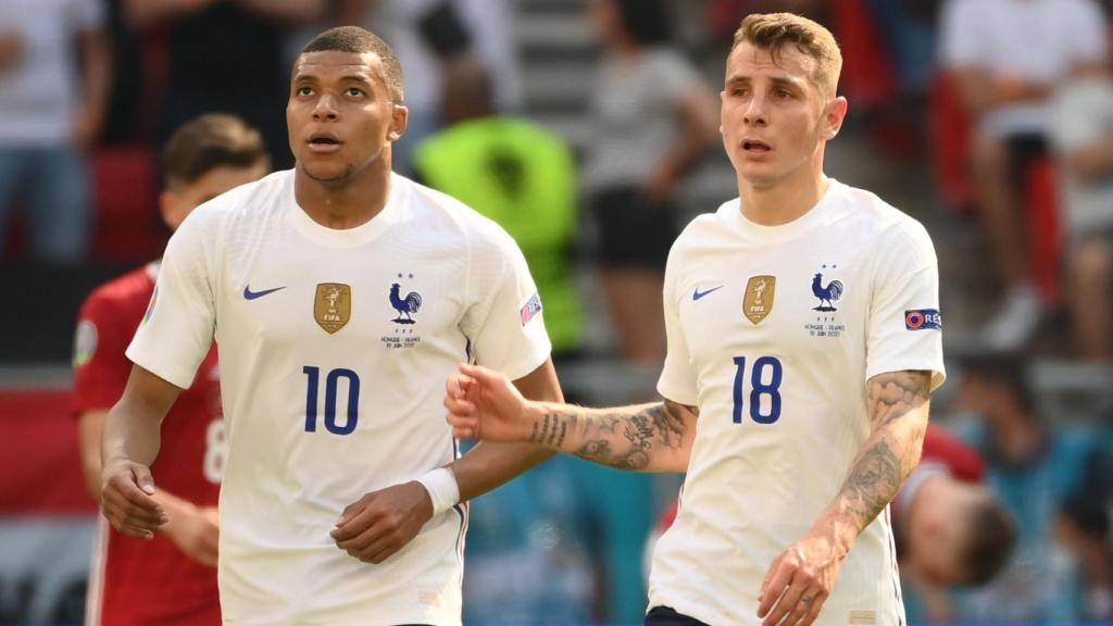 Mbappé y Digne, durante el Hungría - Francia