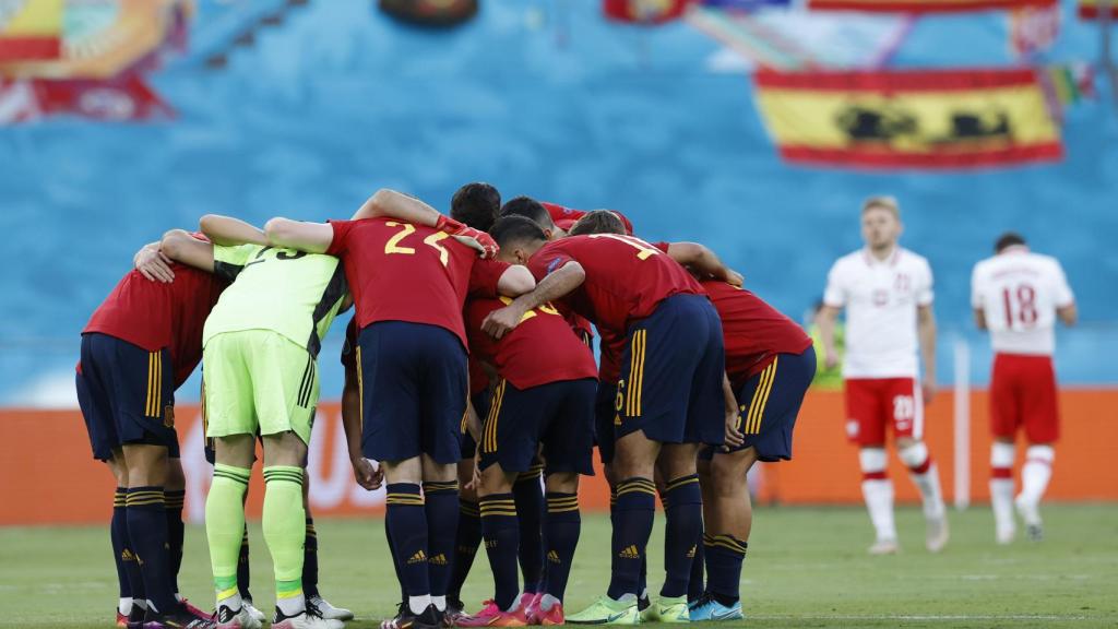 Los jugadores de la Selección se unen en corro antes del partido para motivarse