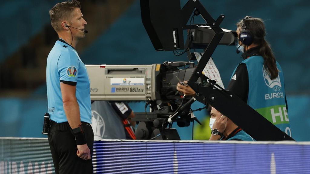 Daniele Orsato mira el penalti a Gerard Moreno en la pantalla del VAR