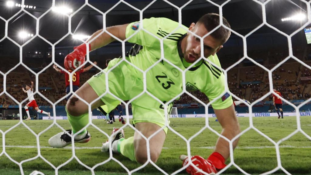 Unai Simón se levanta del suelo tras el gol de Robert Lewandowski