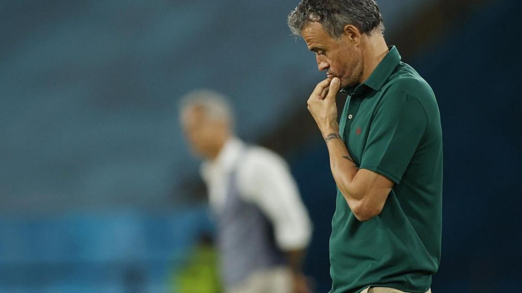 Luis Enrique mira al suelo durante el encuentro