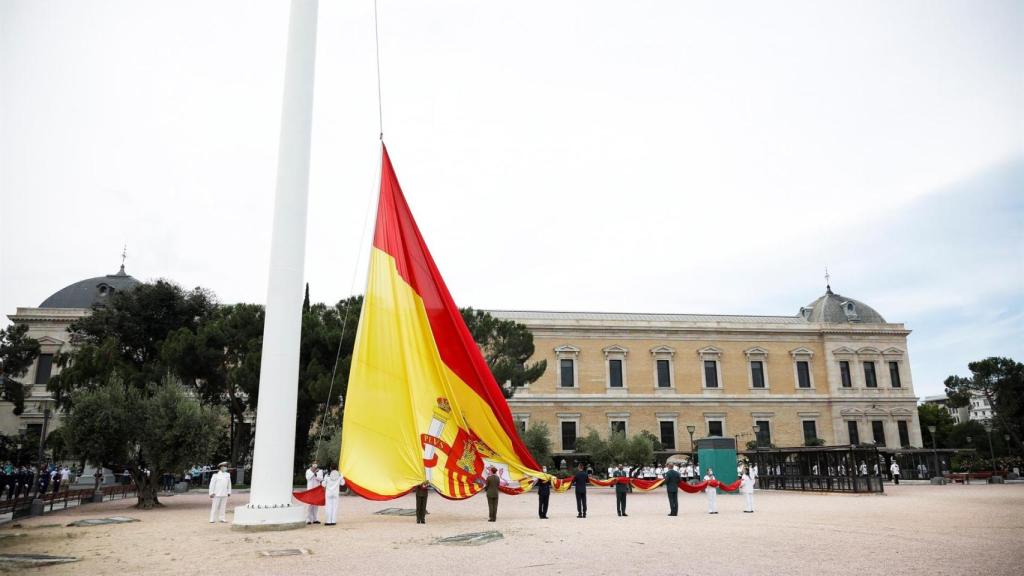 Izado de bandera para celebrar el séptimo aniversario de la coronación de Felipe VI.