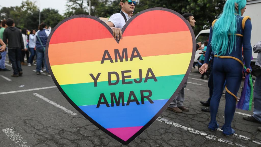 Un hombre en una manifestación en Lima, Perú.