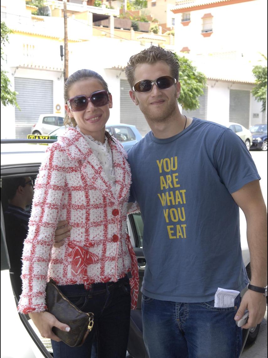 Aviv Miron junto a Alba Santana en vísperas de su boda en Marbella en junio de 2006.