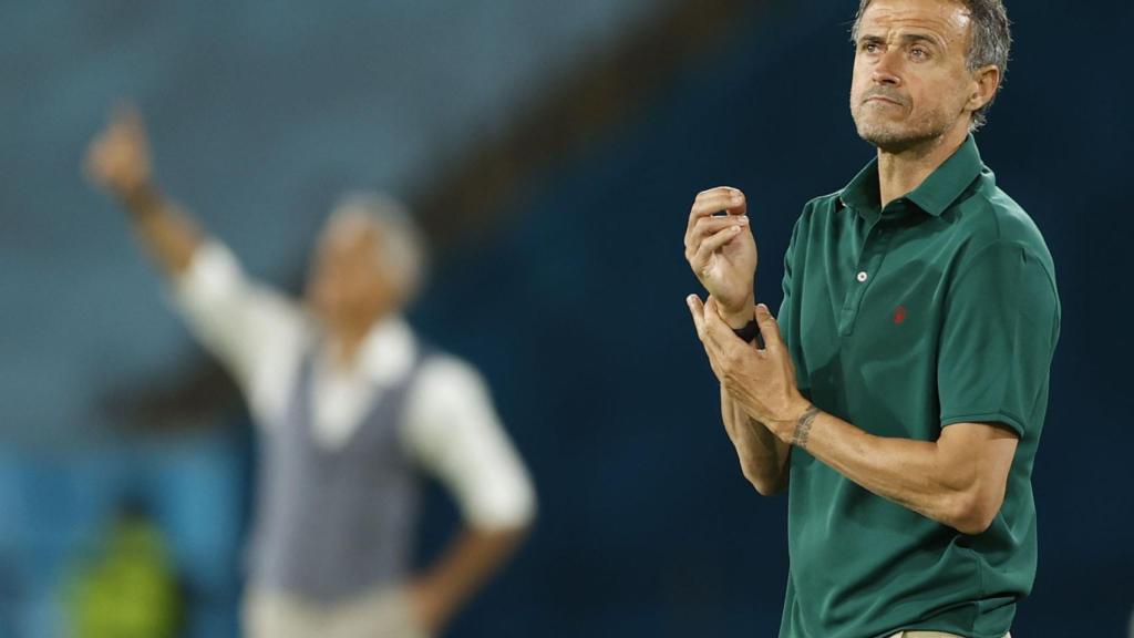 Luis Enrique en la banda durante el España - Polonia de la Eurocopa