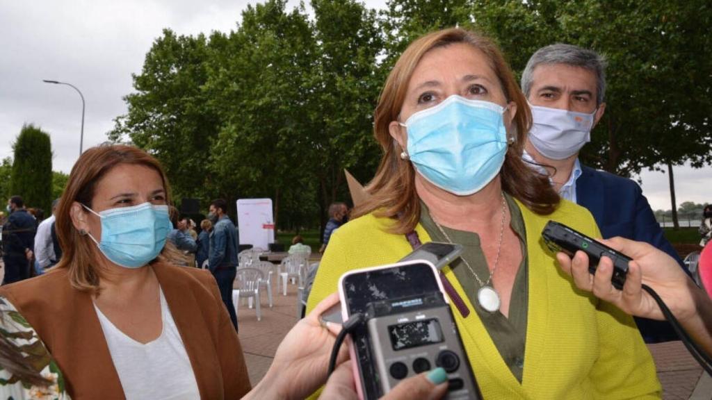 La consejera de Educación, Cultura y Deporte de Castilla-La Mancha, Rosa Ana Rodríguez, este domingo en Talavera junto al presidente de la Diputación de Toledo, Álvaro Gutiérrez, y la alcaldesa talaverana Tita García