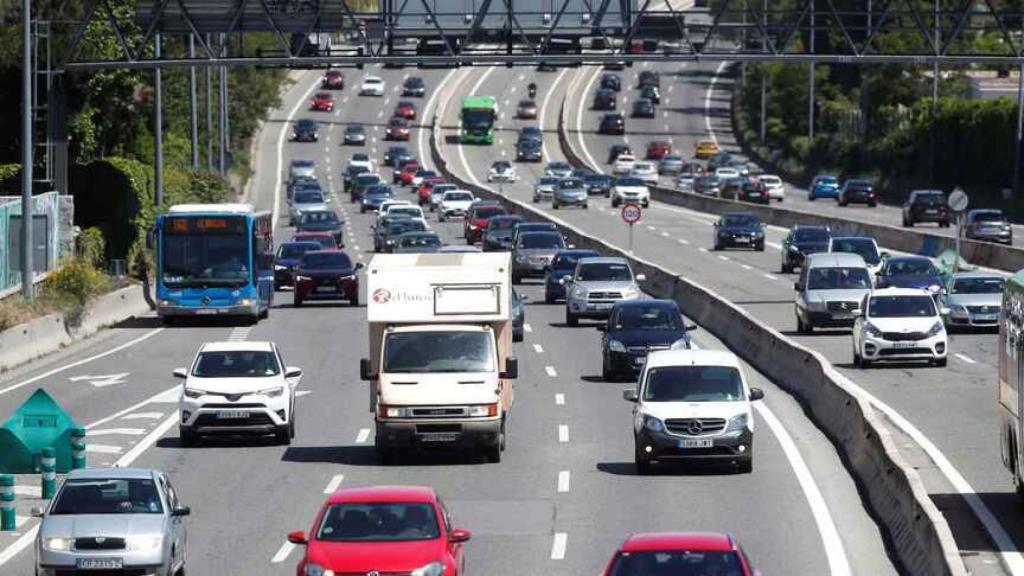 Vehículos circulando por una carretera española.
