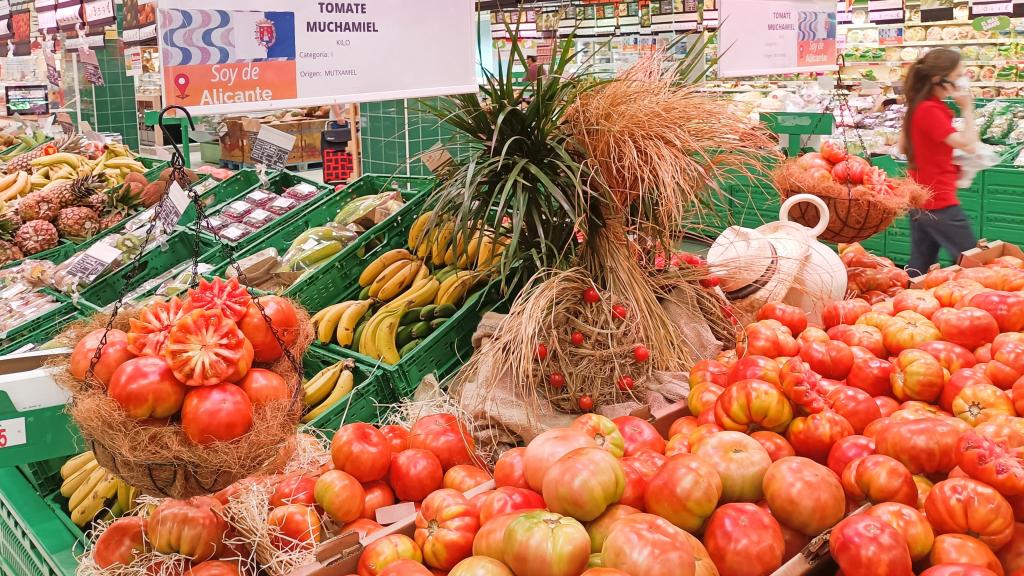 Stand singular del tomate de muchamiel en Alcampo Plaza Mar.