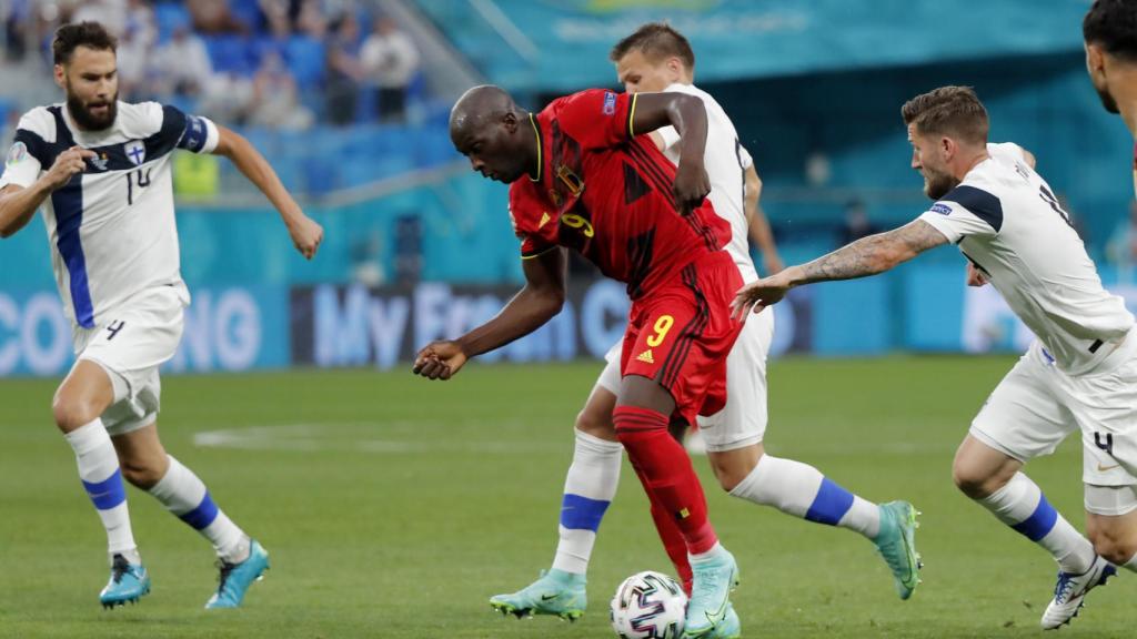 Romelu Lukaku, perseguido por los jugadores de Finlandia