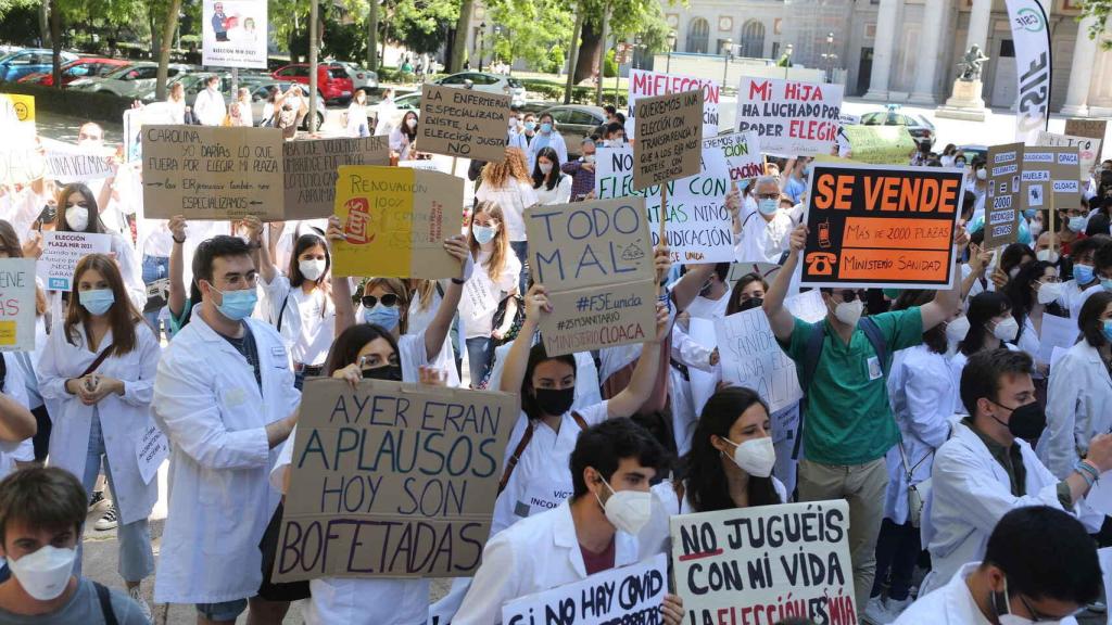 Futuros médicos internos residentes (MIR) frente a las puertas del Ministerio de Sanidad.
