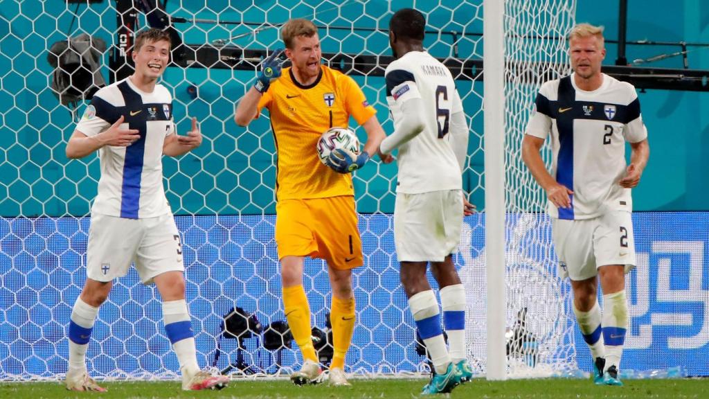 Lukas Hradecky siendo felicitado por sus compañeros