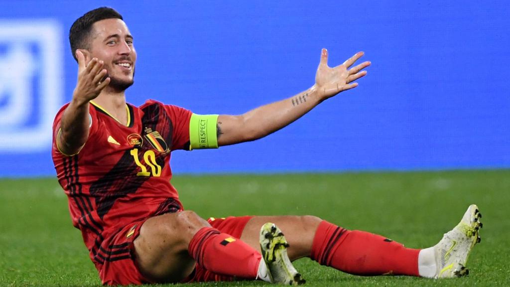 Eden Hazard, lamentándose en el césped