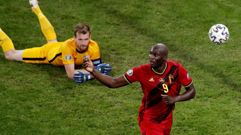 Hradecky y Lukaku, en el gol anulado