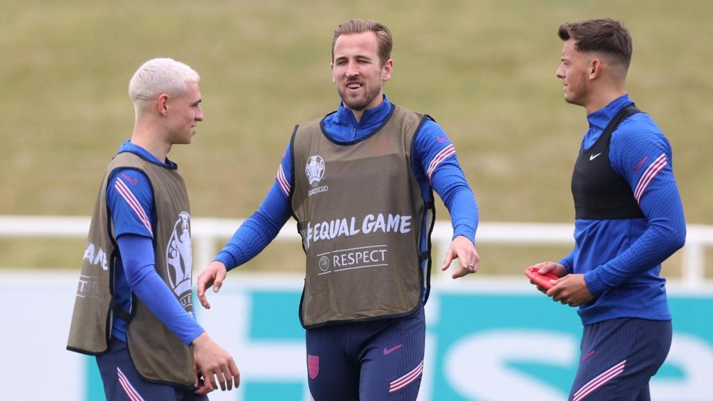 Phil Foden junto a Ben White y Harry Kane