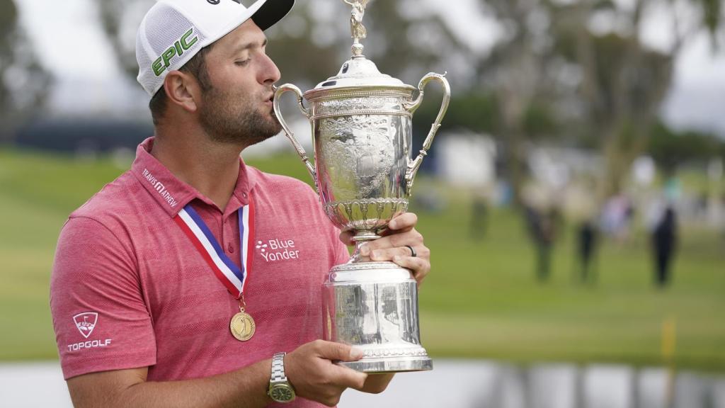 Jon Rahm besando el trofeo del US Open