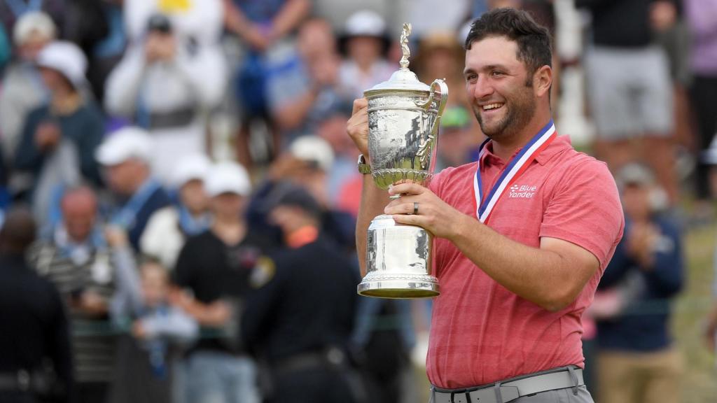 Jon Rahm posa junto al título del US Open