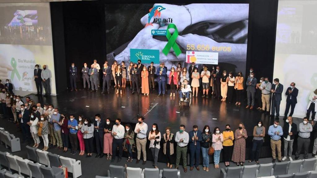 Foto de familia del acto de entrega de la donación de Eurocaja Rural en el marco de la campaña  Luchasmos contra la ELA