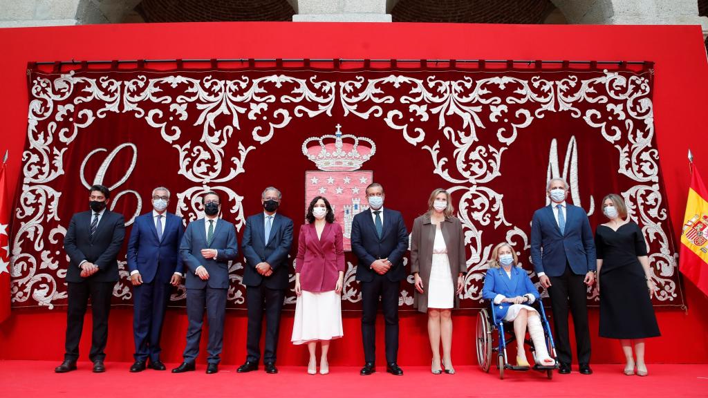 La presidenta de la Comunidad de Madrid, Isabel Díaz Ayuso, posa con su nuevo Gobierno tras la toma de posesión de los consejeros.