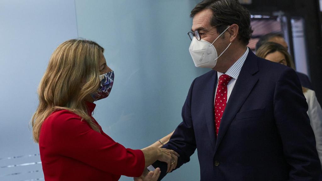 Yolanda Díaz, vicepresidenta segunda de Trabajo y Economía Social, y Antonio Garamendi, presidente de la CEOE.