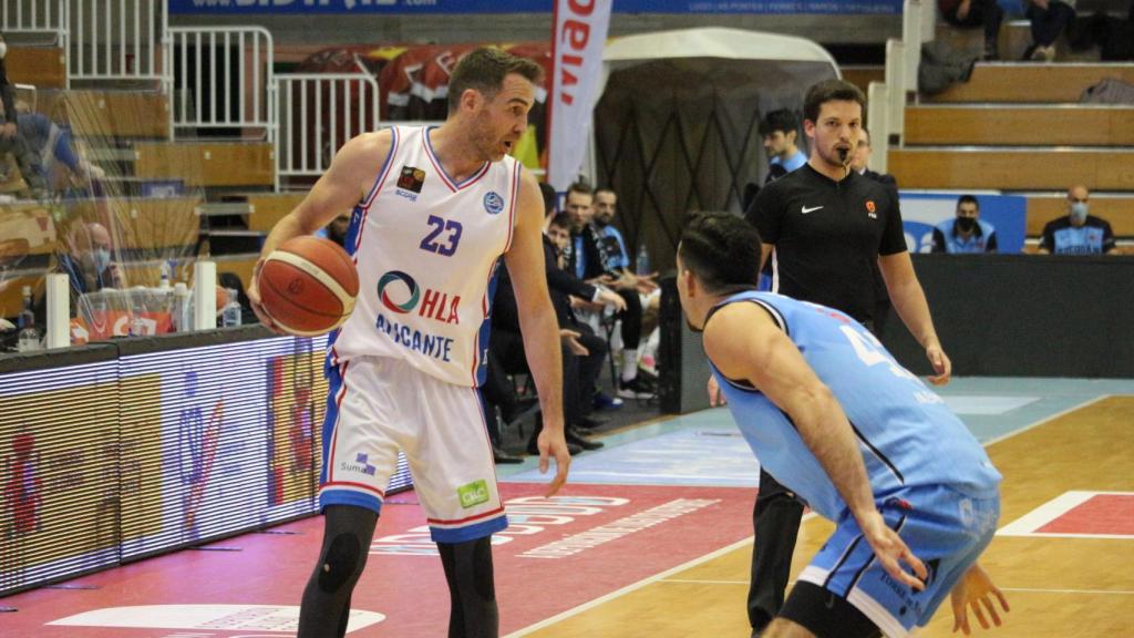 Urtasun dirige un ataque durante un partido ante Breogán.