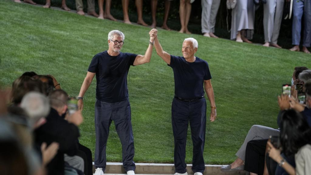Giorgio Armani y Leo Dell'Orco en el desfile de su firma en Milán.