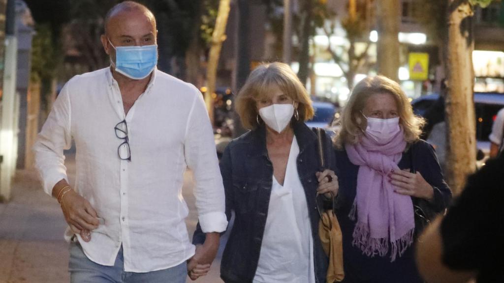 Los hermanos de Mila Ximénez llegando a su domicilio madrileño tras una rápida salida.