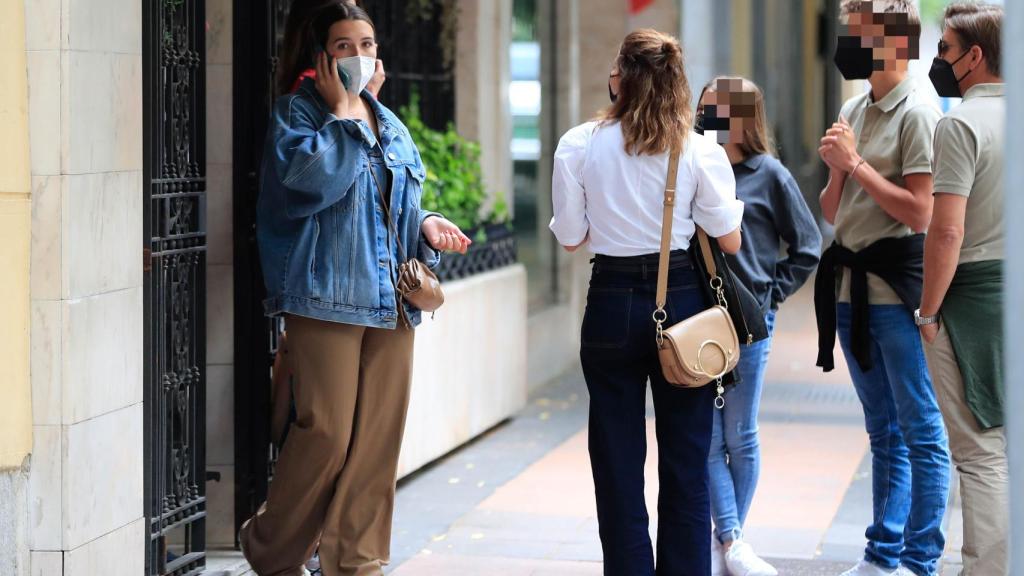 Alba junto a sus hermanos, su padre y la mujer de este.