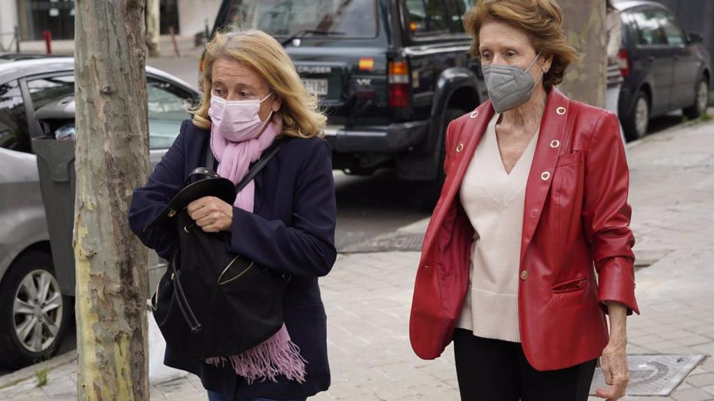 Encarna y Concha, las hermanas de MIla Ximénez, con el rostro preocupado en las últimas horas.