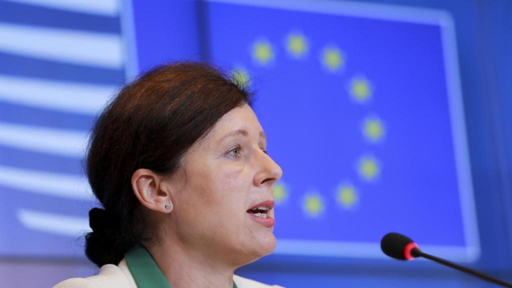 La vicepresidenta de la Comisión Europea, Vera Jourová, durante una rueda de prensa.