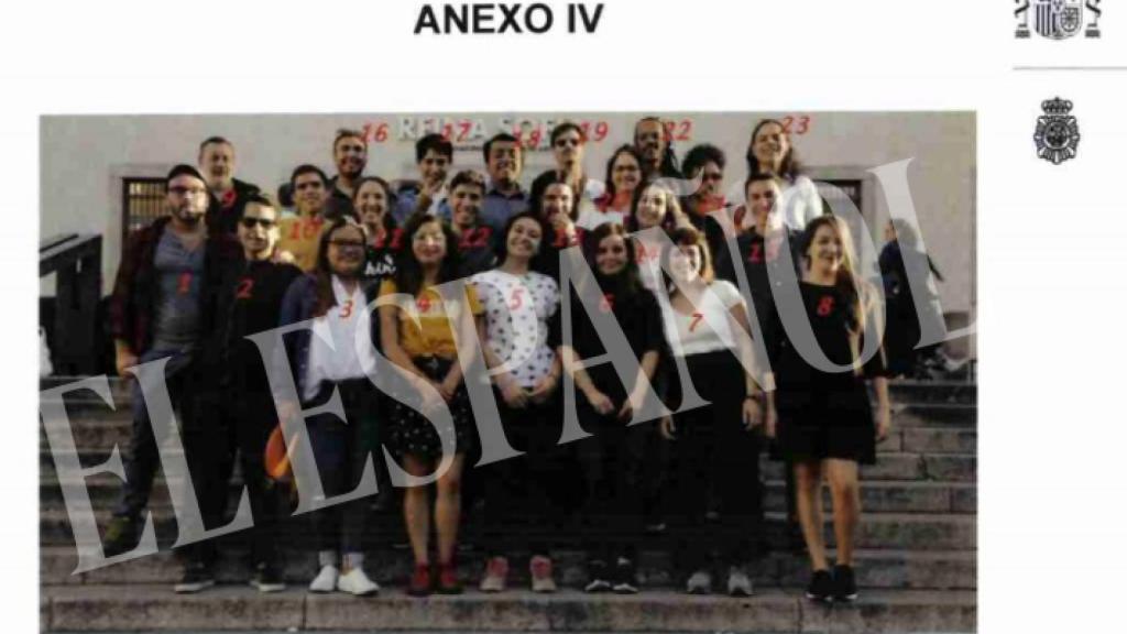 Los empleados de Podemos, en las escalinatas del Museo Reina Sofía de Madrid.