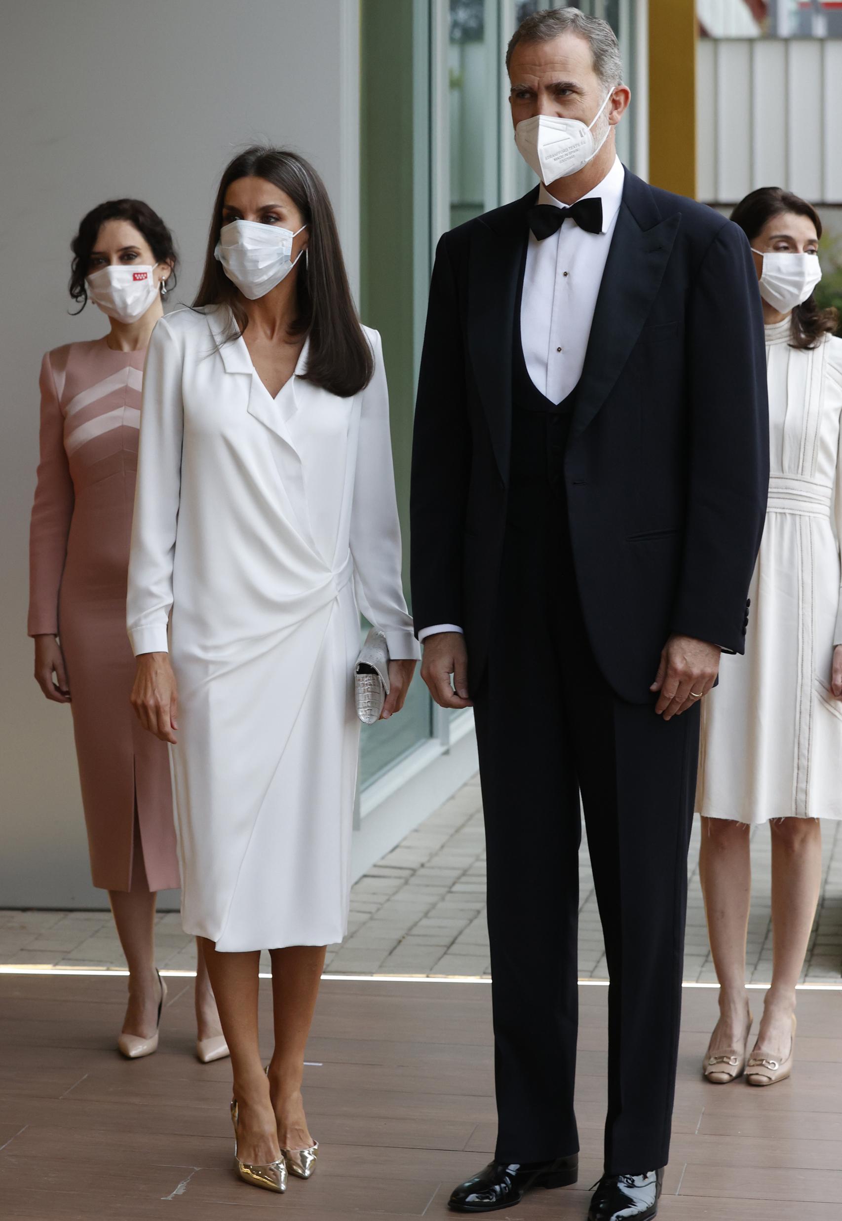 La Reina ha rescatado su vestido esmoquin de Lola Li.