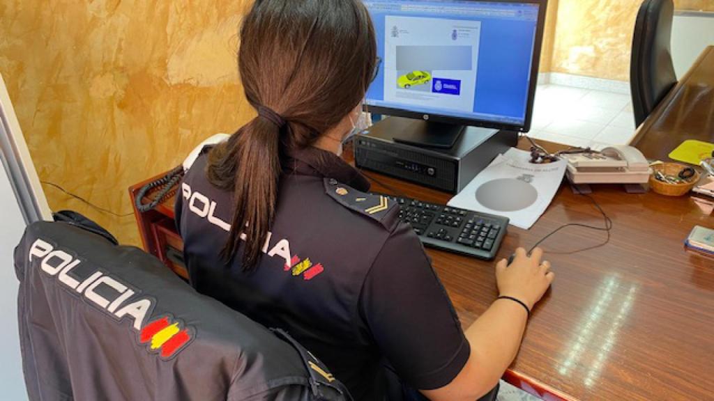 Una agente de la Policía Nacional investigando.