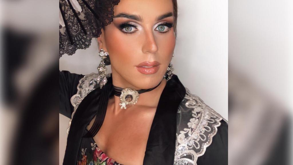 Peter López, vestido de Bellea, para el vídeo de Instagram donde rinde homenaje a los que no han podido.