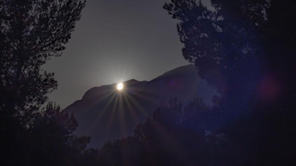 El evento fue observado y fotografiado por los asistentes con la preceptiva protección ocular.