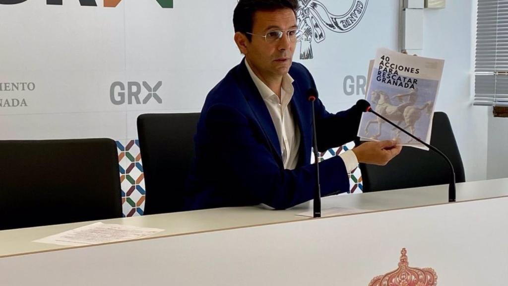 El socialista Paco Cuenca presenta su documento con 40 propuestas.