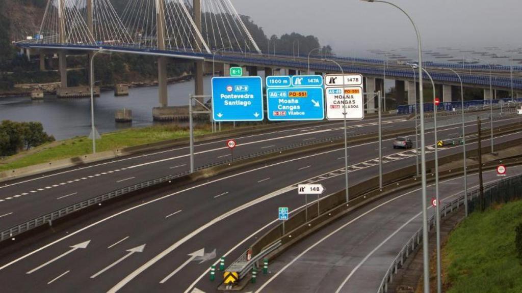 Un tramo de la AP-9 junto al Puente de Rande, en la Ría de Vigo.