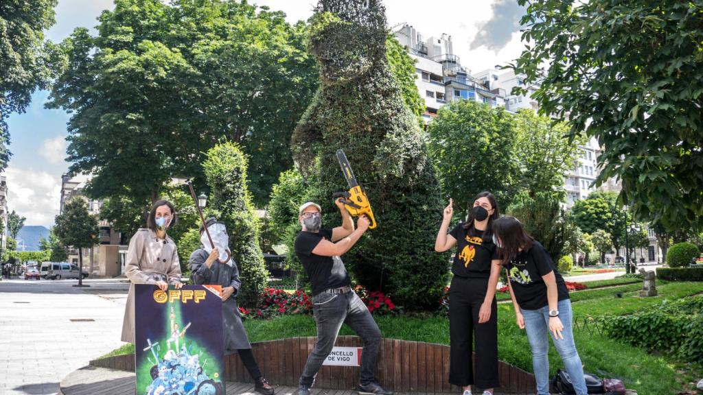 Presentación de la quinta edición del Galician Freaky Film Festival frente al Dinoseto de Vigo