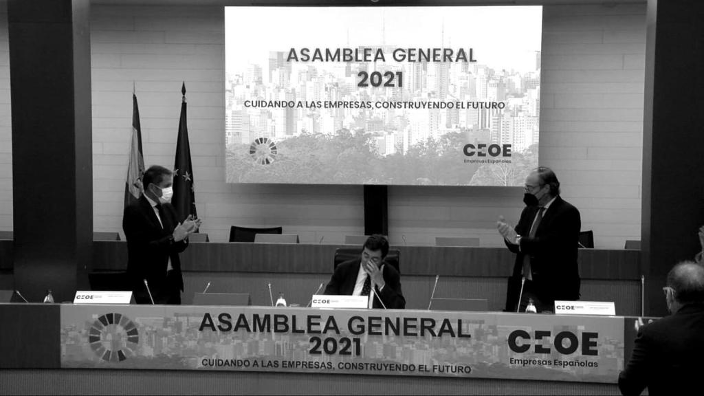 El líder de la CEOE, Antonio Garamendi, llora al recibir el aplauso de la Junta Directiva.