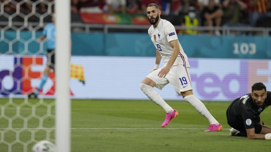 Benzema anotando un gol con Francia
