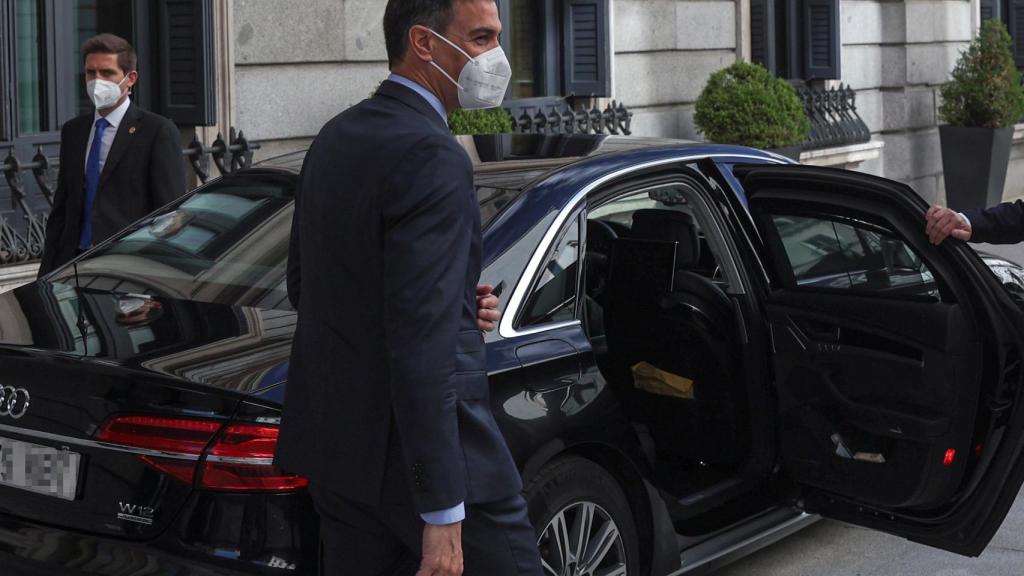 Pedro Sánchez, subiendo a su coche oficial.