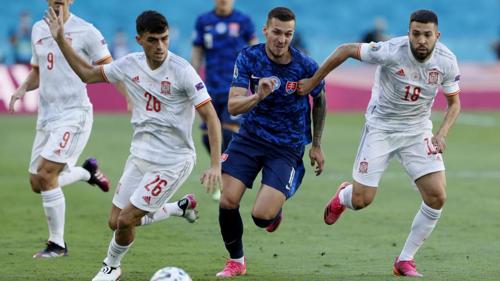 Pedri y Jordi Alba protegen el balón de Lukas Haraslin
