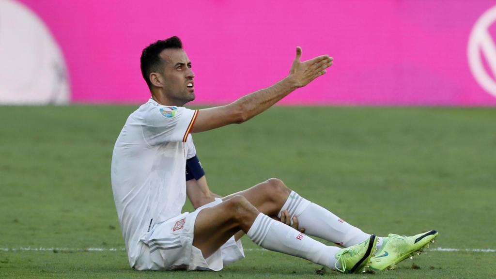 Sergio Busquets, sentado en el césped, reclama una falta al árbitro