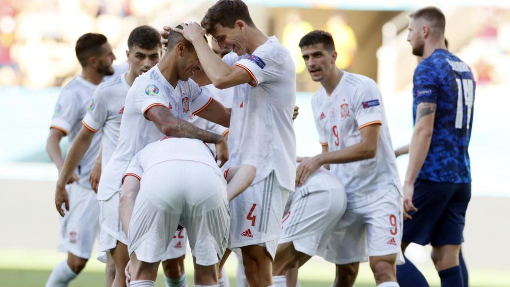 Los futbolistas de la Selección celebran el quinto gol a Eslovaquia