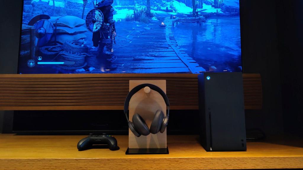 Los Beoplay Portal junto con la Xbox Series X.