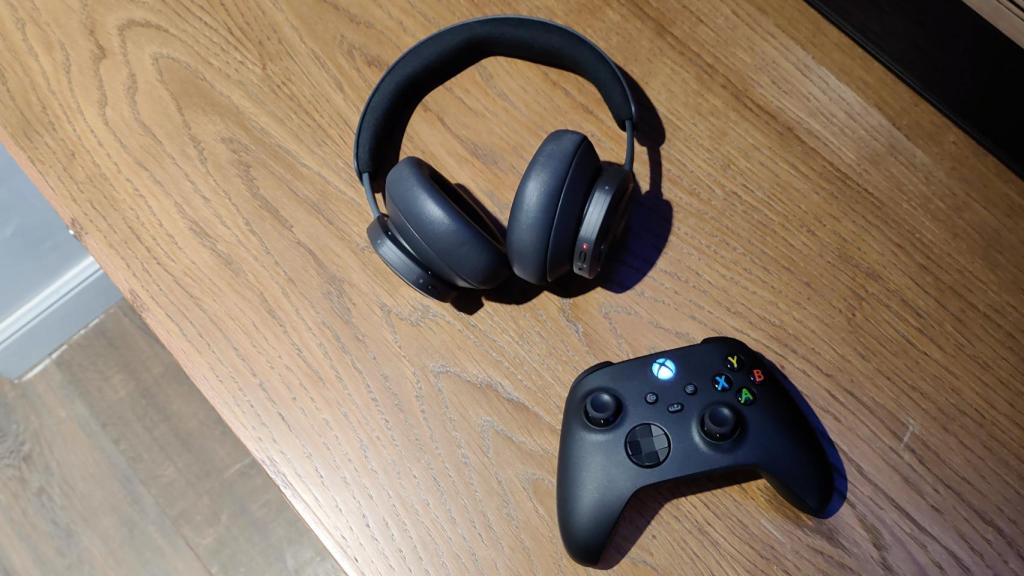 Los Beoplay Portal junto con el mando de la Xbox Series X.