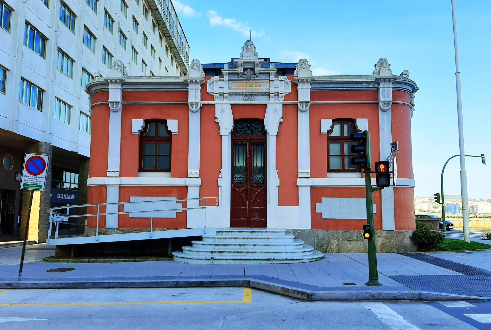 Hay edificios en la ciudad que no se perciben de forma normal (…)  Quizás porque hay obras que detienen el tiempo.Texto y foto: Nuria Prieto