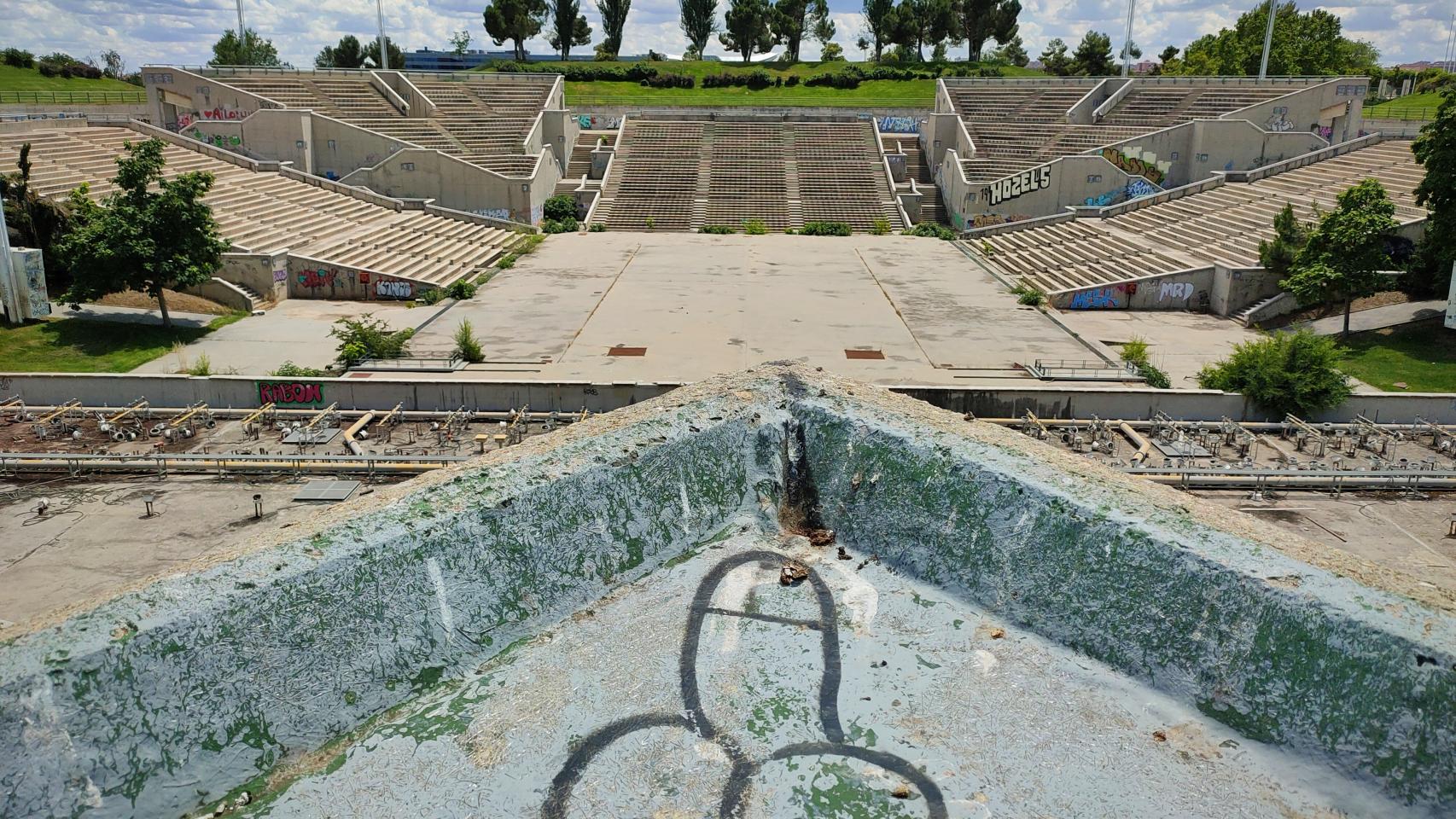 Así está el auditorio del Parque Juan Carlos I de Madrid tras 13 años de abandono.