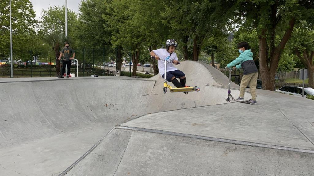 Niños en el SkatePark da Marisma, en Redondela