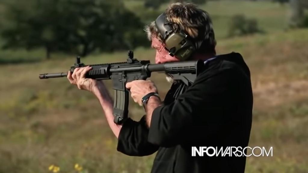 John McAfee disparando.