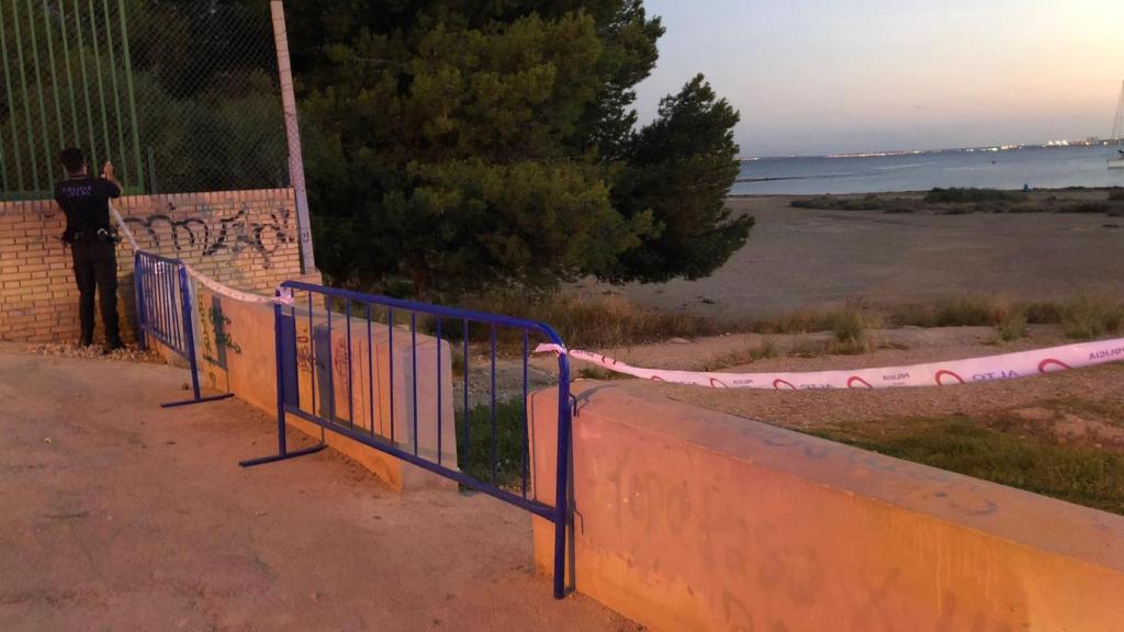 Un agente de la Policía Local de Alicante vallando una de las playas en la víspera de San Juan.